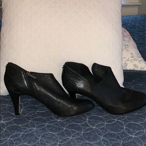 Vince Camuto black booties with heel 🖤